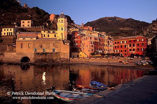 Liguria - Ligurie, Cinque Terre: Vernazza harbour - Vernazza  12149