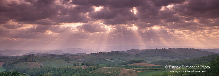 Tuscany, near San Gimignano - Toscane, vignes et orage  12371