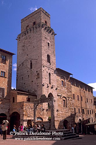 Tuscany, San Gimignano, Piazza - Toscane, San Gimignano  12389
