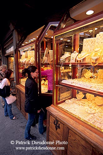 Tuscany, Florence, Ponte Vecchio - Toscane, Florence  12359