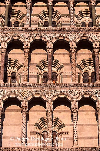 Tuscany, Lucca, facade of Duomo - Toscane, Lucques, Duomo  12400