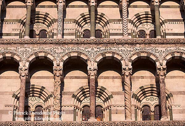 Tuscany, Lucca, facade of Duomo - Toscane, Lucques, Duomo  12406