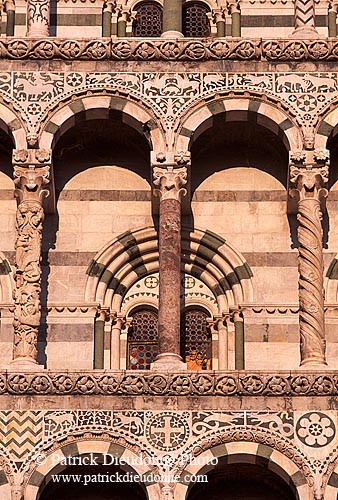 Tuscany, Lucca, facade of Duomo - Toscane, Lucques, Duomo  12402