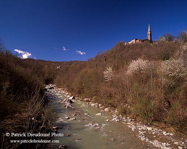 Romagna, Val d'Arda - Romagne, eglise dans le Val d'Arda   12516