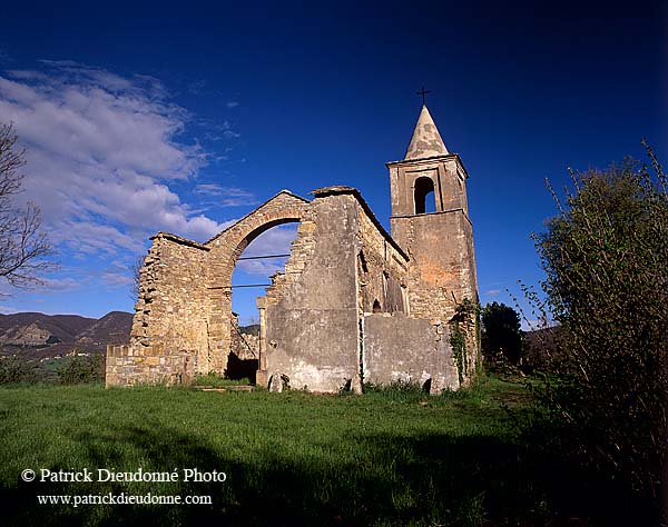 Romagna, Val d'Arda - Romagne, eglise dans le Val d'Arda   12524