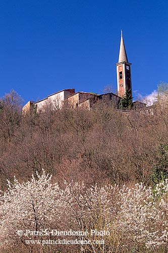 Romagna, Val d'Arda - Romagne, eglise dans le Val d'Arda   12520
