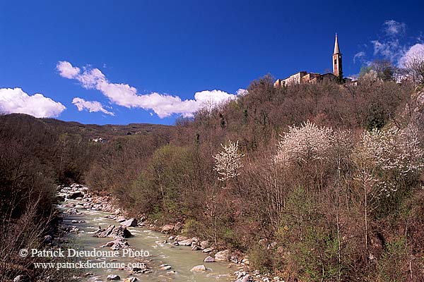 Romagna, Val d'Arda - Romagne, eglise dans le Val d'Arda   12523