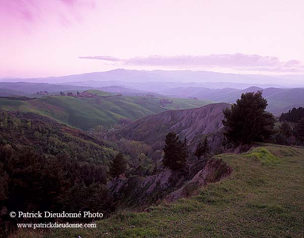 Tuscany, Volterra, landscape at dusk  - Toscane, Volterra  12738