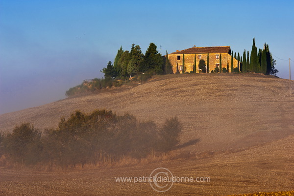 Near Pienza, Tuscany - Pres de Pienza, Toscane - it01710