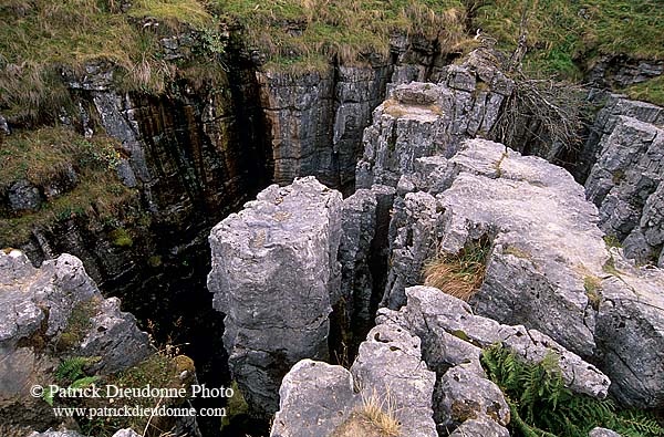 Karstic erosion, Yorkshire NP, England - Erosion karstique   12880