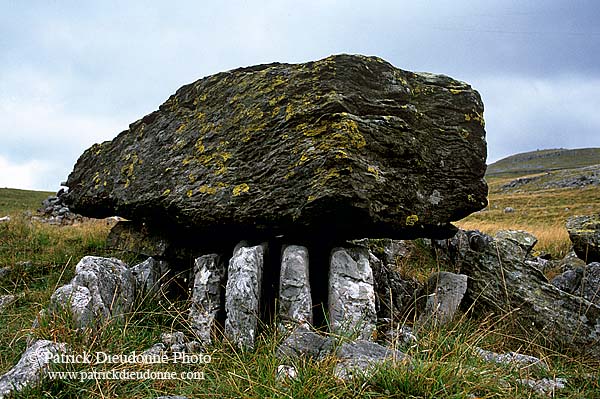 Norber erratics, Yorkshire NP, England - Erosion karstique   12895