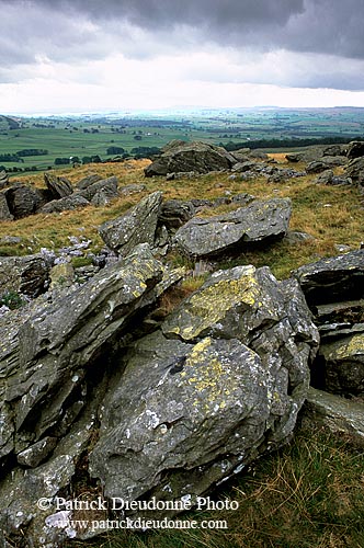 Norber erratics, Yorkshire NP, England - Erosion karstique   12897