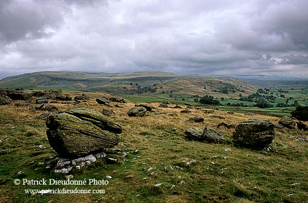 Norber erratics, Yorkshire NP, England - Erosion karstique   12898