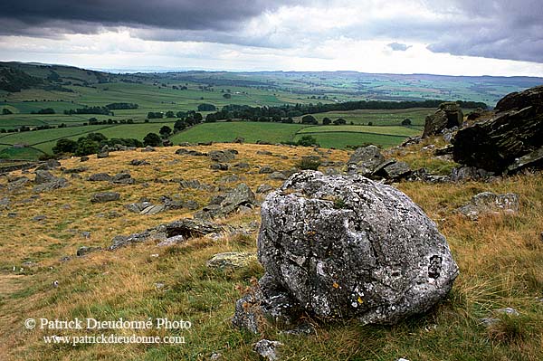 Norber erratics, Yorkshire NP, England - Erosion karstique   12901