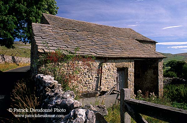 Malham, old barn, Yorkshire Dales NP, England -  Près de Malham  12918