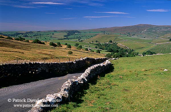 Malham typical landscape, Yorkshire NP, England -  Près de Malham   12914