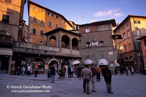 Tuscany, Cortona: Piazza della Repubblica - Toscane, Cortone  12220