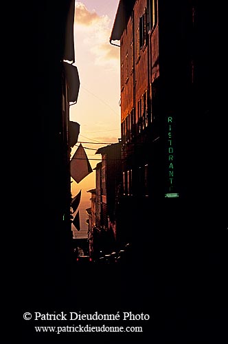 Tuscany, Cortona: street at sunset - Toscane, Cortone  12224