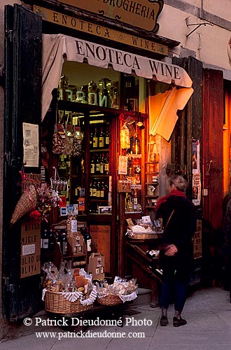 Tuscany, Cortona: local shop - Toscane, Cortone: boutique  12227