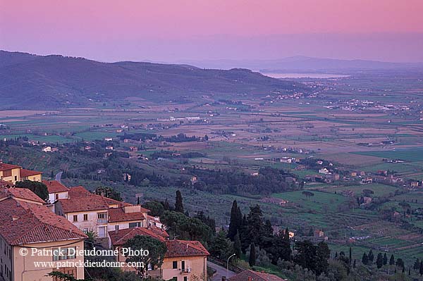 Tuscany, Cortona: view at sunset - Toscane, Cortone, couchant  12232