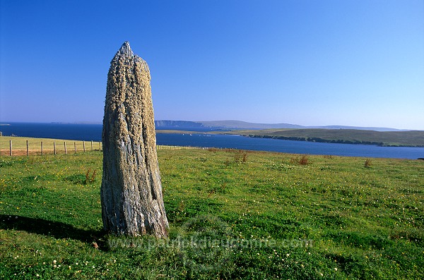 Standing stone near Clivocast, Unst, Shetland -  Pierre dressée sur Unst 12974