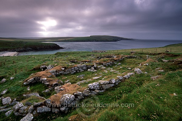 Viking longhouse at Underhoull, Unst, Shetland - Maison viking  13014