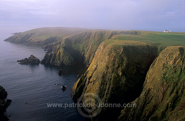 Fair Isle: east coast and village. Shetland. -  Est de Fair Isle 13023