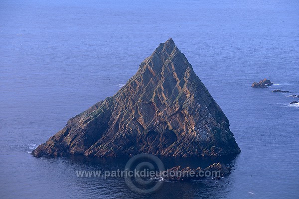 Fair Isle, pyramidal stack, Shetland, Scotland - Côte nord de Fair Isle 13055