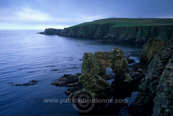 Fair Isle: Natural arch, east coast, Shetland. - Arche naturelle, Fair Isle 13046