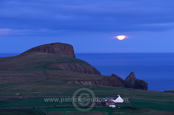 Fair Isle: Sheep Rock, twilight. Shetland. -  Crépuscule sur Fair Isle 13057