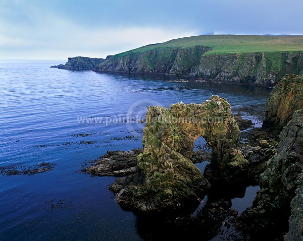 Fair Isle: Natural arch, east coast, Shetland - Arche naturelle, Fair Isle 13048