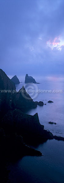 Fair Isle north cliffs in the mist, Shetland. - Falaises nord de Fair Isle 13035