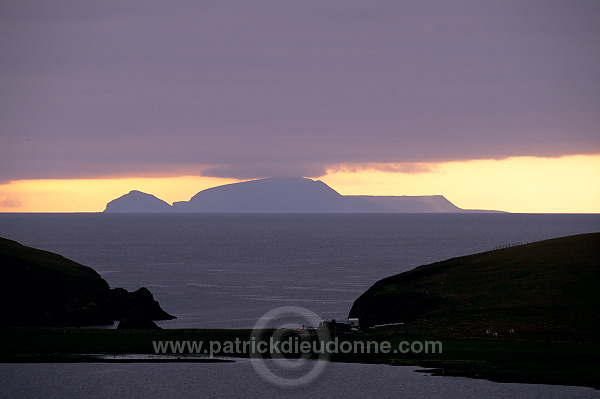 Foula from Papa Stour, Shetland - Foula vue depuis Papa Stour  13129