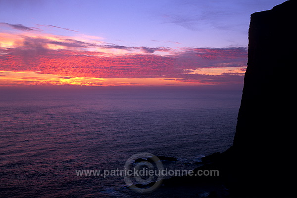 Foula, Shetland : Da Rokness vertical cliff -  Falaise Da Roknes, Foula 13130