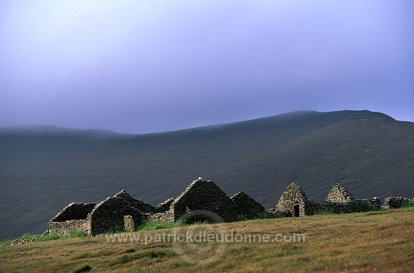 Foula, Shetland : ruined houses and hills - Ruines et collines, Foula 13171