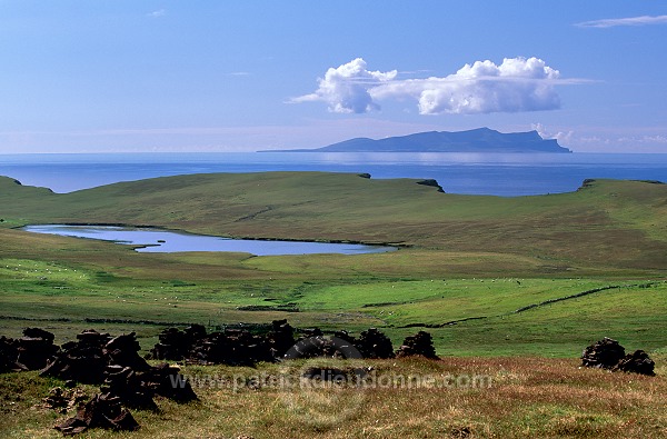 Foula on the horizon, Shetland, Scotland - Foula sur l'horizon  13172