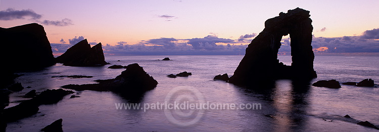 Foula north coast and Gaada Stack, Shetland - Cote nord de Foula  13111