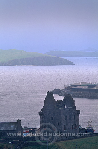 View of Scalloway and Scalloway castle, Shetland  - Vue de Scalloway 13301