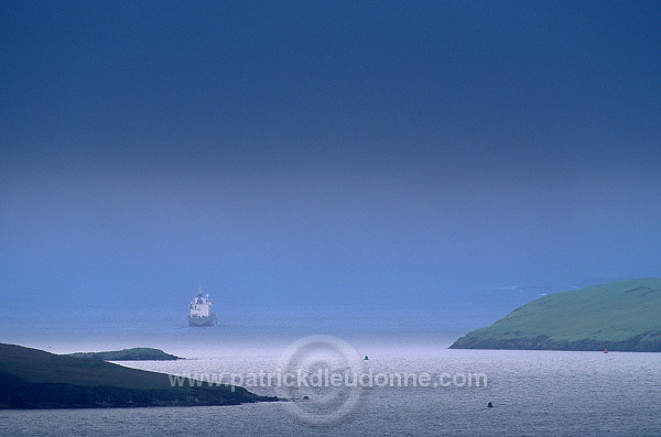 View of Scalloway Sound and boat, Shetland -  La baie de Scalloway 13303