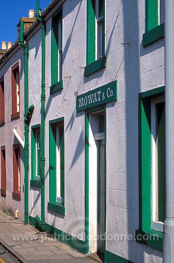 Scalloway street, painted houses, Shetland -  Maisons peintes à Scalloway  13305