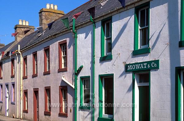Scalloway street, painted houses, Shetland -  Maisons peintes à Scalloway  13306
