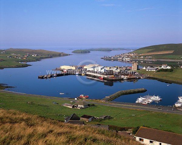 View of Scalloway and Scalloway castle, Shetland  - Vue de Scalloway 13342