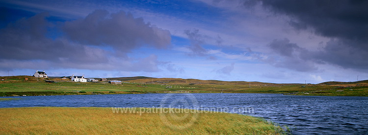 Small loch and houses near Greenland, West Mainland, Shetland - Petit lac, Mainland Ouest 13469