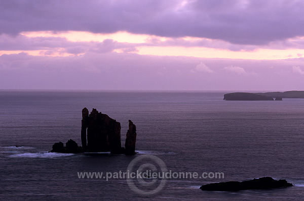 The Drongs, Northmavine, Shetland -  Les Drongs, Shetland  13516