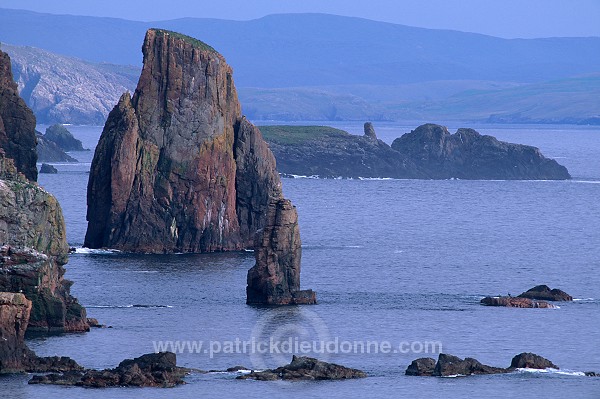 Stoura pund cliffs and stacks, Eshaness, Shetland - Falaises de Stoura Pund  13526