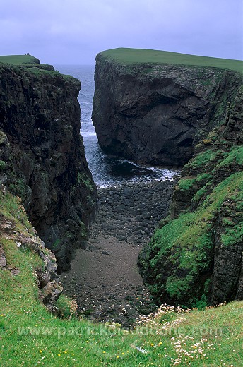 Eshaness basalt cliffs, Eshaness, Shetland -  Falaises basaltiques d'Eshaness  13606