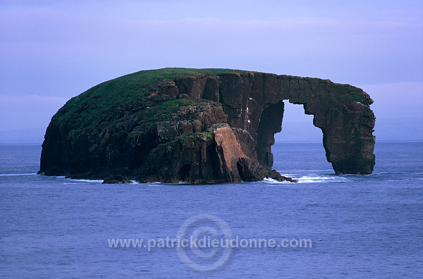 Eshaness, Dore Holm natural arch, Shetland -  Arche naturelle de Dore Holm  13609