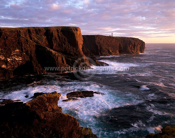 Eshaness basalt cliffs, Shetland, Scotland. -  Falaises basaltiques d'Eshaness 13568