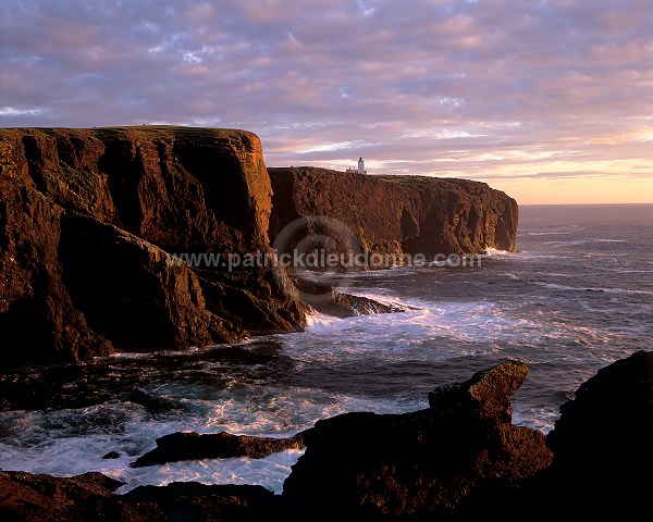 Eshaness basalt cliffs, Shetland, Scotland. -  Falaises basaltiques d'Eshaness 13569