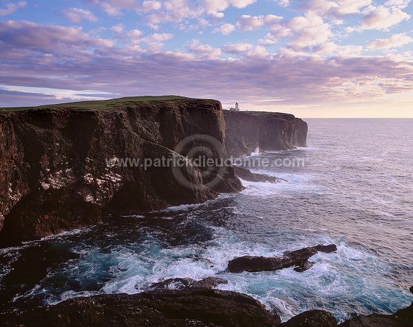 Eshaness basalt cliffs, Shetland, Scotland. -  Falaises basaltiques d'Eshaness  13570